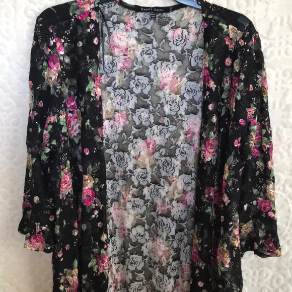 Sweet Rain Black Floral Lace Kimono - Picture 3 of 11
